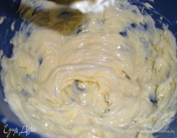Масло взбить в пышную массу.