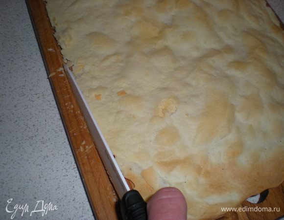 Готовые охлаждённые коржи подравнять острым ножом.Я раскатывала по форме коврика,по этому коржи получаются практически ровные.