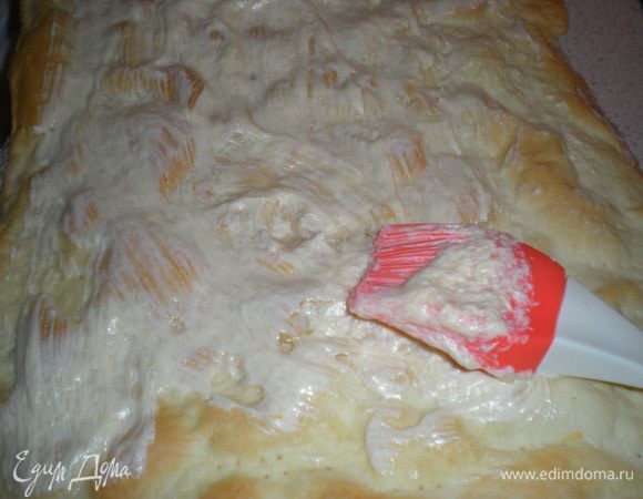 Берём 7 коржей и промазываем кремом.Накрываем седьмым коржом и накрываем его подносом на который ставим груз.Чтобы спрессовать торт.Ненадолго.