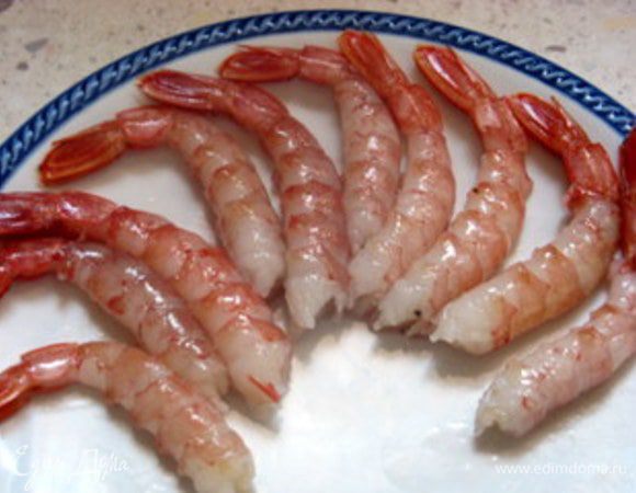 Почистить креветки, оставив только хвостик. Вытащить чёрную "нить" из спины.Это у них желудок.(Хорошо им!Желудок на спине-пузо не растёт))))