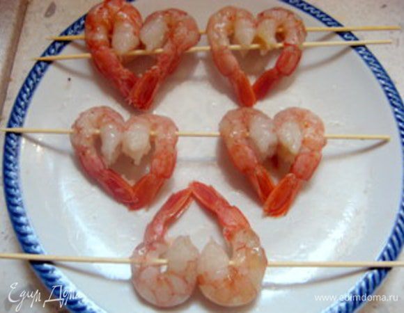Надеть креветки на деревянные шпажки. Лучше сразу на две.