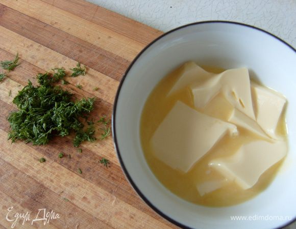 Растопить немного сливочное масло в микроволновой печи (20 сек). Нарубить мелко укроп. Смешать масло, укроп, соль, немного черного перца. 