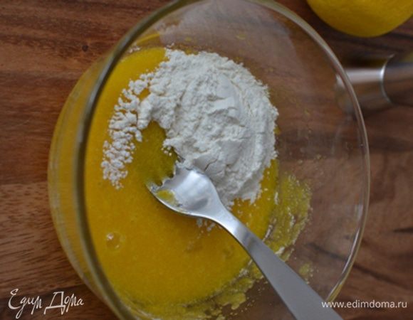 Делаем крем:
Молоко довести до кипения на среднем огне.Отдельсно смешать желтки с сахаром и мукой.Затем ввести эту массу в молоко.