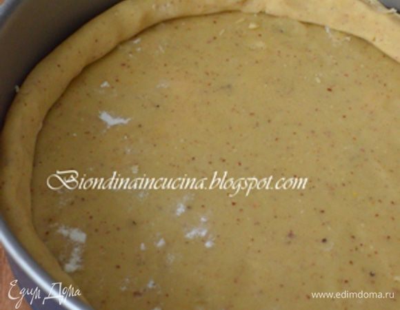 Духовку разогреть до 180°.Рабочую поверхность присыпать мукой.Форму смазать сливочным маслом.Тесто разделить на 2 равные части.Каждую часть раскатать и вырезать 2 круга диаметром 26 см.1 круг положить  на дно формы.Оставшееся  тесто скатать "трубочкой" и положить на первый круг.