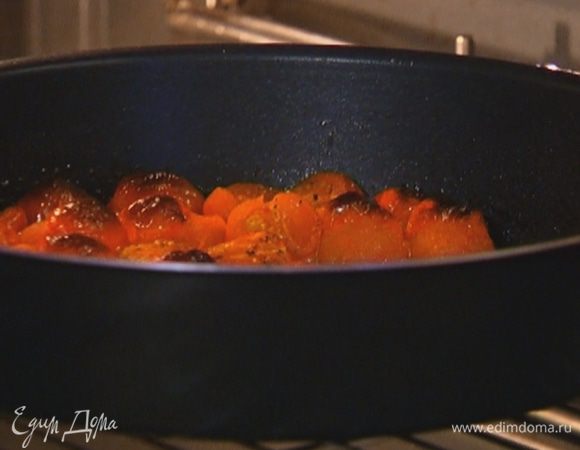 Помидоры черри разрезать пополам, выложить в форму для запекания, посолить, поперчить, сбрызнуть половиной оливкового масла и отправить под гриль на несколько минут (они должны получиться поджаристыми).