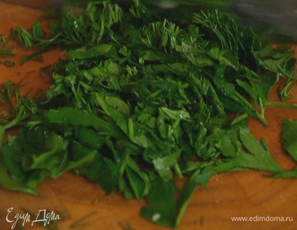Петрушку и укроп мелко порубить.