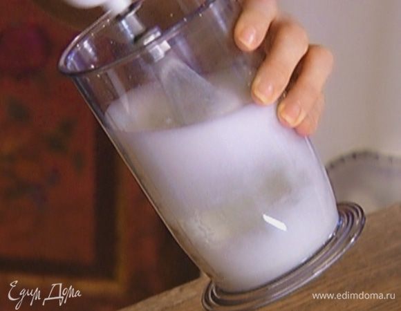 Предварительно охлажденные белки со щепоткой соли взбить в крепкую пену.