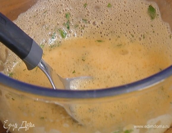 Добавить к яйцам листья тимьяна, укроп и петрушку, большую часть натертого сыра и перемешать.