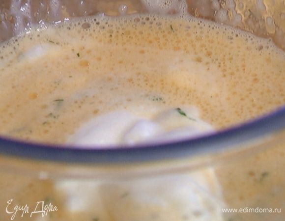 Вмешать в яичную массу белки.