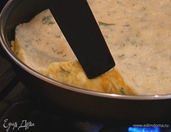 Когда края омлета схватятся, посыпать его оставшимся сыром и отправить под гриль на 1–2 минуты.