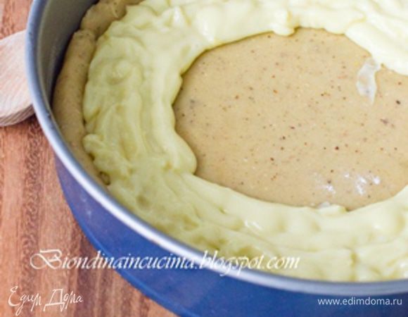 Крем переложить в кулинарный шприц и выдавить на тесто.
