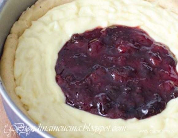 Затем положить на тесто конфитюр.