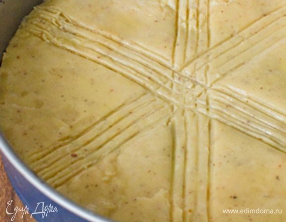 Накрыть вторым кругом теста,смазать поверхность яйцом и нарисовать вилкой полоски.Поставить в духовку на 30-40 мин.