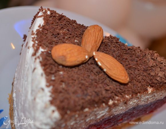 Сборка: Края съемной формы обмотать пищевой пленкой, вкладываем песочный корж, 1/3 творожной начинки, ягодное полностью застывшее желе, 2/3 творожной начинки. Убираем в холодильник на 8 часов или на ночь. Украсить тертым шоколадом или по своему желанию и фантазии.  МИР ВАМ.