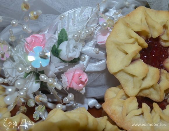 Приготовление: Маргарин выложить из холодильника заранее. Мягкий маргарин и все другие ингредиенты смешать, добавлять муку небольшими порциями , пока тесто по консистенции не начнёт напоминать пластилин.  Скатить  колбаску диаметром 4 см и разрезать на порции, каждую порцию раскатить в круг диаметром  8см и как можно тоньше. По всей окружности сделать надрезы 2 см и соединить края каждого надреза попарно, вывернуть наверх к центру цветка, когда вывернули соединить лепестки между собой, чтобы варенье не растекалось. В центр цветка положить начинку. Выпекать в разогретой духовке при температуре  180 градусов до золотистого цвета. МИР ВАМ.