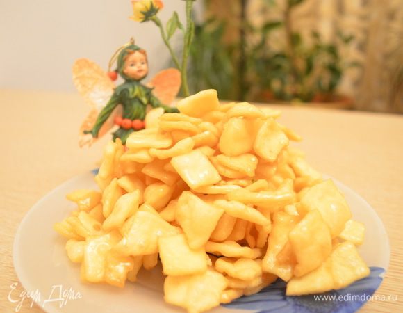 Приготовление: Все  ингредиенты смешать, добавлять муку небольшими порциями , пока тесто по консистенции не начнёт напоминать пластилин. Дать постоять 30 минут.