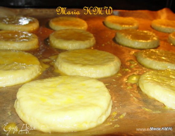 Разогреем духовку до 210 градусов. 
Смазываем сконы яйцом, от этого они будут румяные и желтенькие.
Выпекаем 15 минут.