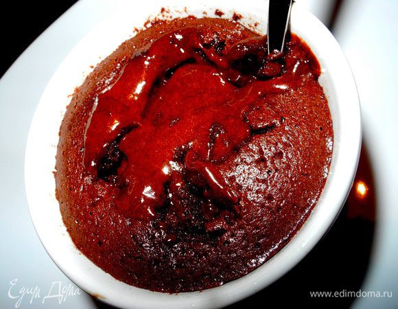 Через 15 минут я достала 2 формочки, а ещё две оставила в духовке на 5 мин. Первая порция получилась с твердоватой корочкой и жидкая внутри.