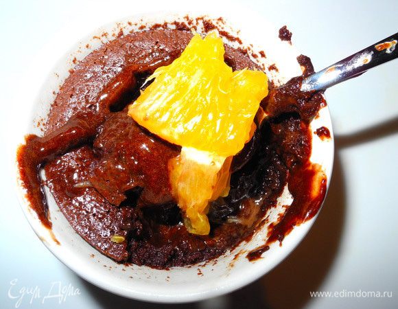 Вторая - с твердой карамельно-шоколадной корочкой и бархатистой серединкой. Оба варианта жутко сладкие и жутко шоколадные. Поэтому я смогла их есть только с фруктами-ягодами и зеленым чаем. Хотя зеленый чай был уже потом, а первую порцию я слопала, закусывая апельсином и малиной. Но для любителей сладко-шоколадного добавки точно не понадобятся, просто магическая смесь!