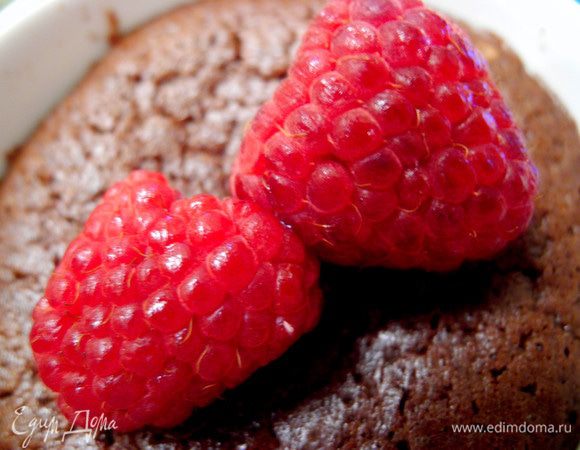 Для тех, кто не очень любит сладко-горькое сочетание, порекомендую вдвое уменьшить количество сахара и какао, а немного увеличить количество муки. Алкоголь можно добавлять любой, какой предпочитаете, либо обойтись без него. И очень рекомендую ягоды или цитрусовые как дополнение - невероятно вкусно!