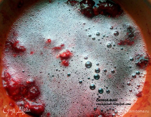 Малину, предварительно разморозив, размять в неоднородное пюре, соединить с игристым вином (здесь 50 мл., можно варьировать), быстро размешать. ***Теперь нюансы. 1. Малина была разморожена не до конца, попадались маленькие льдышки, и мне показалось это стильным акцентом. 2. Малину предварительно можно протереть ч/з сито, лично я люблю косточки. 3. Вино по вкусу, здесь розовое сухое, полагаю, подойдет любое, но интереснее с сухим/полусухим. При подаче присыпать салат фисташками и оформить заправкой. Также можно украсить листиками мяты. Вкусно! 
