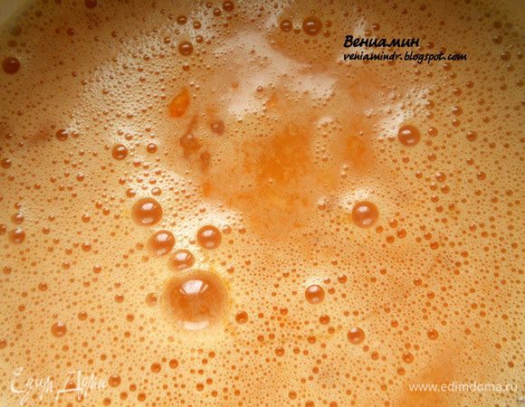 На среднем огне уварить до образования густого крема (примерно в середине процесса добавил ванильный экстракт). ***Вообще Эткер ничего не говорит про водяную баню, но я уверен, что это наилучший способ для подобного крема, иначе будет подгорать/сворачиваться***. Когда крем будет готов, поместить кастрюлю в холодную воду и продолжать вымешивать, пока крем не остынет. 