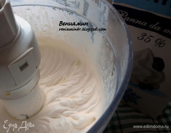 Сливки взбить до густоты.