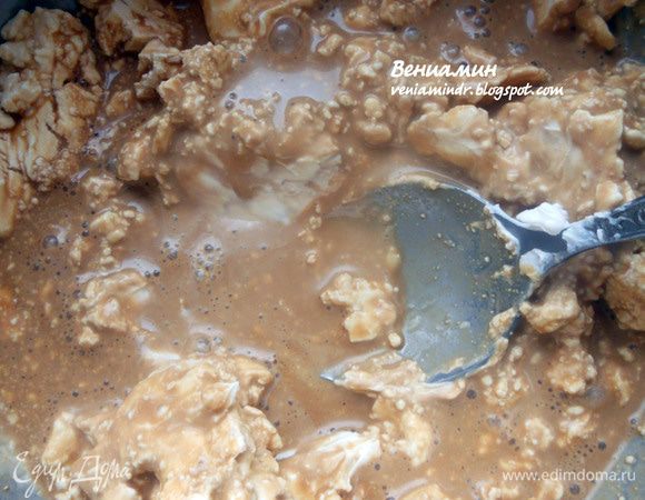 Маскарпоне соединить с кофе, хорошо вымешать. 