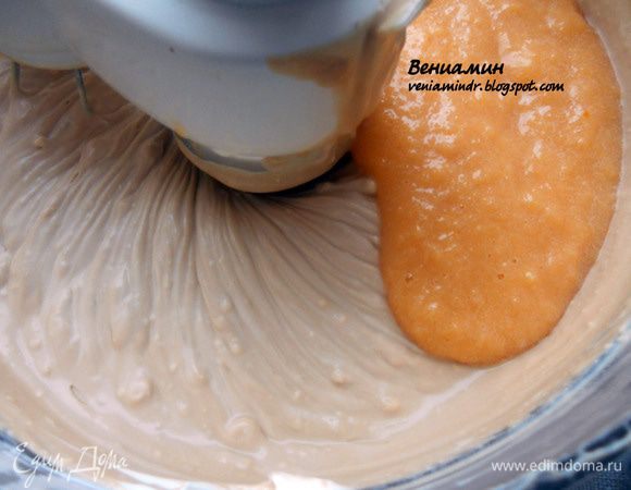 А вот далее совершил ошибку по той причине, что особо с кремами/сливками не работал:) По рецепту нужно соединить маскарпоне с яичным кремом, затем присоединить сливки. Так понимаю (пост-фактум, конечно), вводить сливки нужно аккуратно и размешивать без фанатизма. Я же решил хорошо все взбить в процессоре, в итоге крем из густого превратился в достаточно жидкий:) 