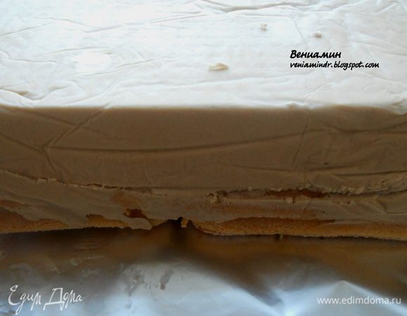 Перевернуть форму, снять пленку (форма, кстати, была ребристой, отсюда и рисунок:)). Вот тут и проявилось следствие ошибки шага №6 - поскольку крем был менее плотным, чем положено, савоярди, находившиеся изначально посередине, в прямом смысле пошли ко дну:))) И при подаче второй слой савоярди временами отпадал:) Во всем остальном очень вкусно (только правда маскарпоне не сильно чувствуется), но это добротное мороженое, со вполне явной схожестью с тирамису! Перед подачей можно дать постоять минут 5 при комнатной температуре и присыпать какао. 