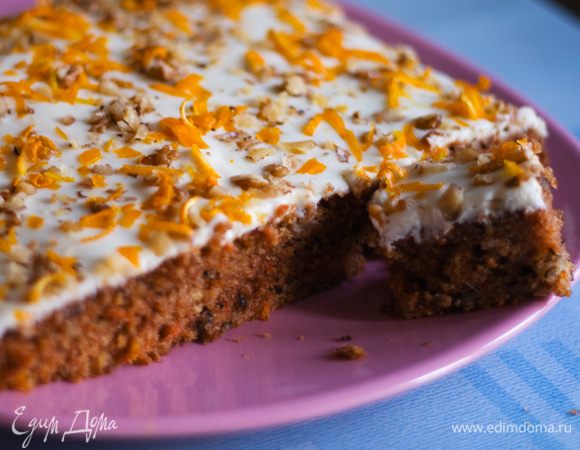 Вытащи форму, дай немного остыть. Переверни,  сними аккуратно бумагу. Намажь кремом, посыпь орехами, апельсиновой цедрой. 
Приятного аппетита:)