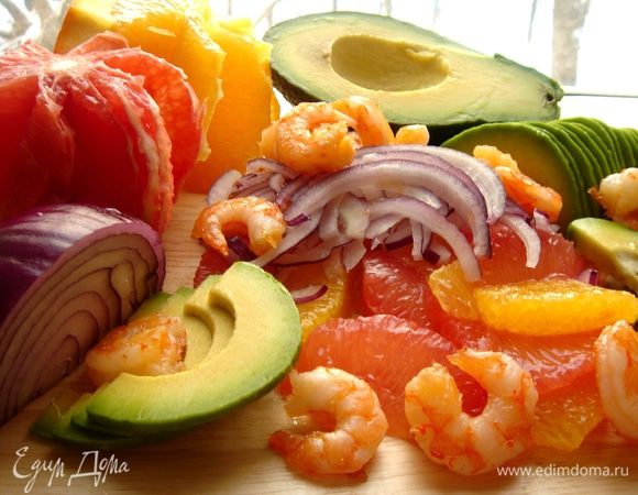 Для заправки смешать сок цитрусовых,соль,перец и густой йогурт.Сбалансировать заправку сахаром.Креветки обжарить на растительном масле с чесноком и перцем чили.Авокадо нарезать дольками,лук-полукольцами,перец-полосками.Выложить все ингредиенты в салатник и полить заправкой.