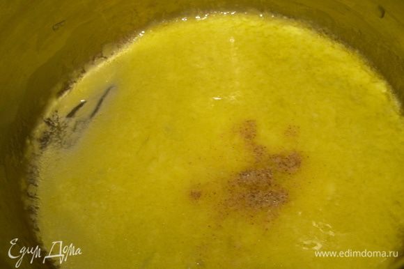 Растапливаем сливочное масло, добавляем туда лимонный сок и перец.