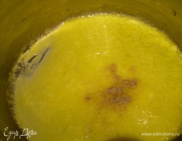 Растапливаем сливочное масло, добавляем туда лимонный сок и перец.
