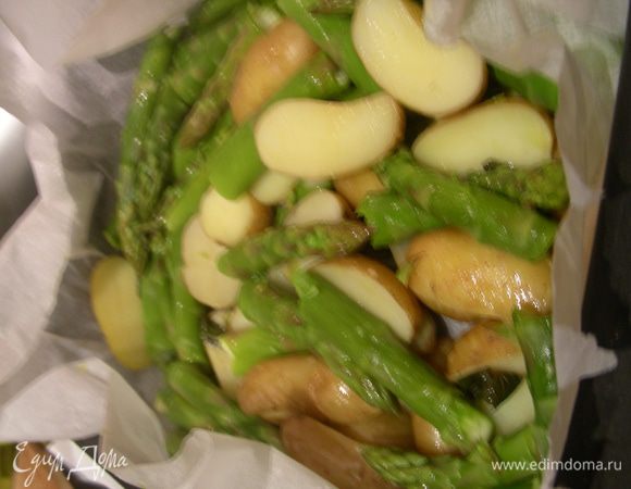 Овощи перекладываем в форму для запекания, поливаем маслом и готовим в духовке 180 гр минут 15. Этот шаг опционный: можно овощи отваритьдо готовности, полить маслом и сразу подавать. 
