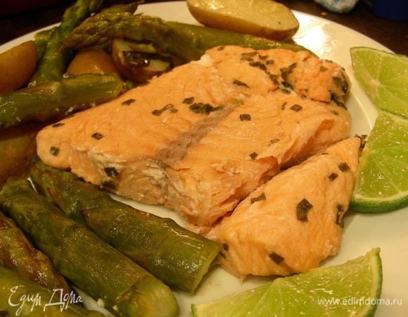 Разогреваем духовку до 180 гр. Можно в форме для выпекания растопить немного сливочного масла и на него выкладывать рыбку, я этого не делала. Закрываем ее фольгой или делаем конвертики из нее и в них запекаем рыбку до готовности минут 15-20. Подаем с гарниром по Вашему вкусу, у меня были картофель и спаржа с мятой и лимонным маслом (http://www.edimdoma.ru/recipes/36733). Можно украсить дольками лайма. Приятного аппетита))
