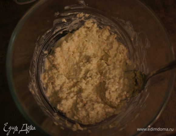 Овсяные хлопья заливаем кефиром на 5 мин.У меня в холодильнике кефира не оказалось, зато был 0% йогурт.Тоже можно.