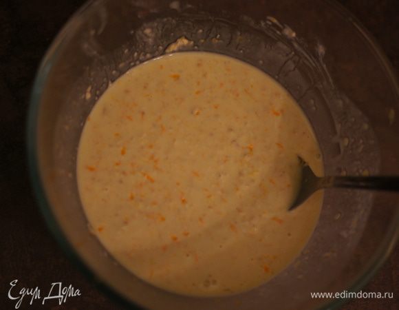 А затем выжимаем из него сок, все это добавляем к овсяной смеси и перемешиваем.