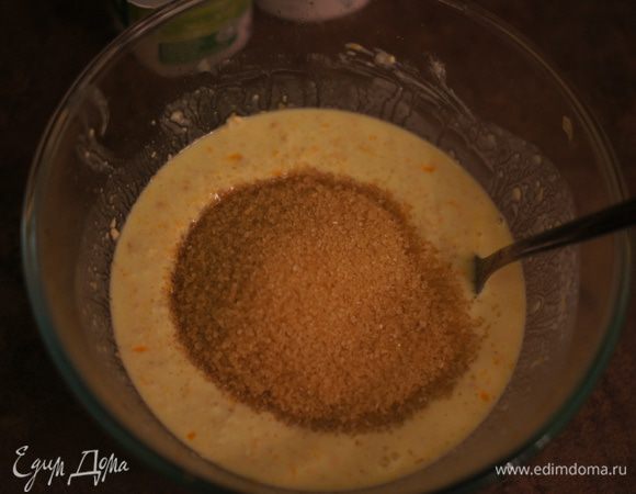 Затем разбиваем туда яйцо, высыпаем сахар, перемешиваем ложкой, взбивать ничего не надо.