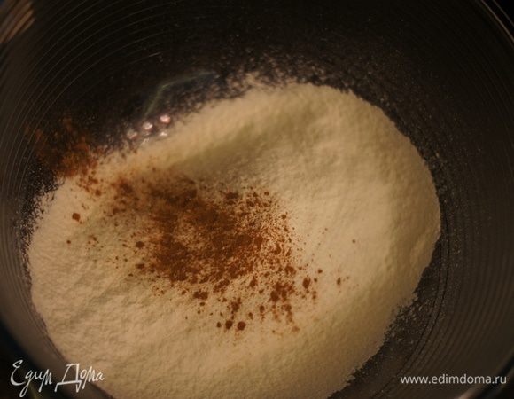 В отдельной миске смешиваем муку, корицу и разрыхлитель..