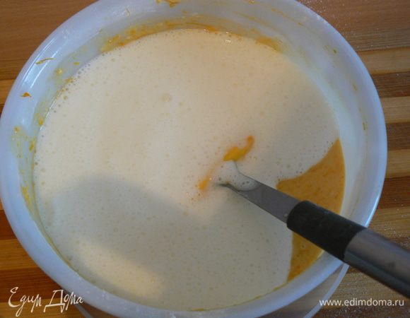 добавим в тесто кефир,хорошо размешаем.
Жарим блинчики как обычно!