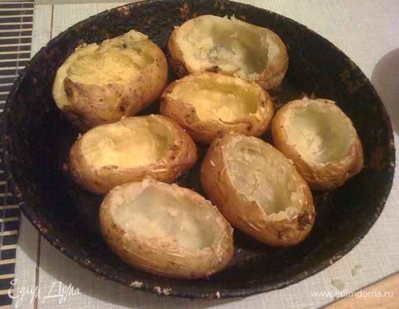 Хорошо моем картофель, протыкаем в нескольких местах ножом (чтобы соль впиталась), солим и запекаем в духовке с кожурой до полной готовности.
Затем в готовом, слегка остывшем, чтобы не обжечься, картофеле вырезаем середину. Делаем "корзинки".