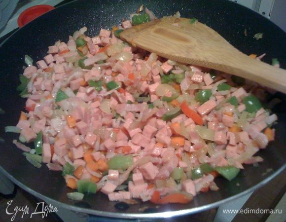 Пока запекается картофель, делаем начинку.
Обжариваем на оливковом масле лук, чеснок. Затем добавляем бекон, колбасу (всю). Убавляем огонь, добавляем перец (лучше добавить еще замороженный горошек и консервированную кукурузу), тушим. Солим не много (можно совсем не солить, так как будет соевый соус), поливаем соевым соусом, посыпаем тимьянчиком (по вкусу).после готовночти заливаем всё яйцом (по количеству смотрим сами, как больше нравиться).