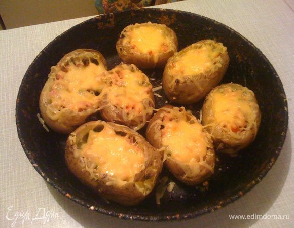 выкладываем в корзинки из картофеля начинку, посыпаем натертым сыром. и на 3 минуты в духовку, чтобы сыр расплавился.
