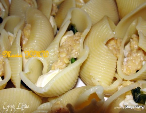 И теперь добавляем в каждую раковинку-лумакони  по-кусочку моцареллы, на сыр выкладываем по 1 ч.л. хумуса, несколько листоков шпината, пару кусочков рубленного чеснока. Прикрываем еще одним кусочком моцареллы. 