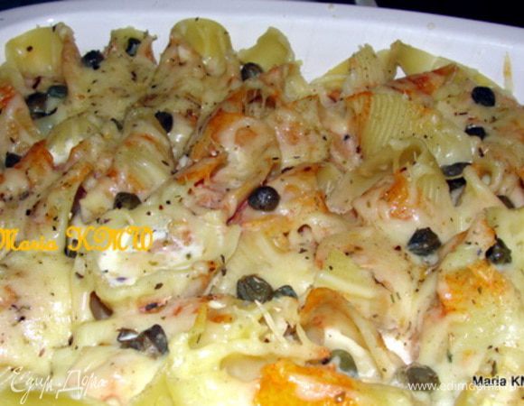 Солим и перчим. Поливаем томатным соком, приправляем  среднеземноморскими травками. Сверху поливаем сливками. Украшаем каперсами. 