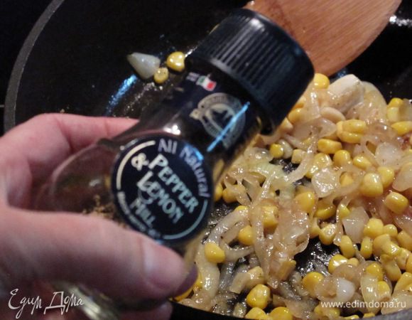 чечевицу залить холодной водой и варить до готовности.Не солить!
В сливочно-растит.масле спассеровать нарезанный лук,добавить 1ст.л.сахара и ещё подержать 5 минут на тихом огне(до золотистого цвета).Посолить чуть и поперчить.Добавить к луку кукурузу на 3 мин перемешивая.
Соединить кукурузу с луком с отваренной чечевицей  и мелко порезанной зеленью(не много),посолить поперчить и перемешать.Выложить порцию на блюдо,на пару сек. прогреть в микроволновке.Посыпать тёртым сыром и положить ложечку сметаны!ммм!