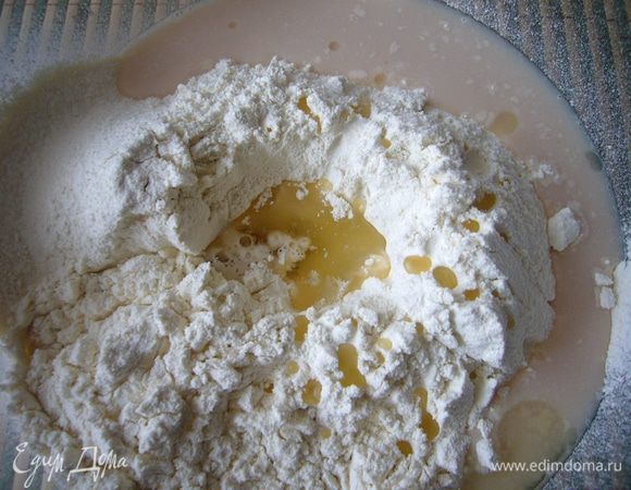 В просеянную муку влить дрожжи, разведённые в 100 мл тёплой воды, добавить соль, масло и оставшуюся воду и быстро замесить тесто. Энергично вымешивать, пока оно не станет мягким и упругим.
Количество воды регулируйте по состоянию теста, потому как мука разная. Я в этот раз брала 200 мл, но видела, что масса получается слишком сухой, и долила ещё 50 мл.