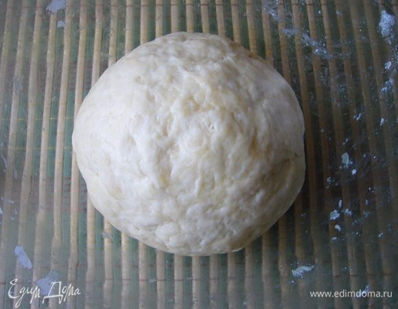 Сформировать из теста шар, обсыпать мукой и оставить в тёплом и закрытом (без сквозняков) месте на 2 часа, накрыв посуду влажной тканью.