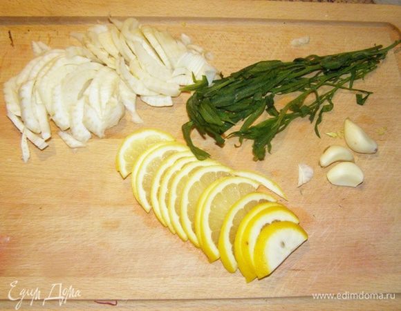 Лимон нарежем тонкими ломтиками. Фенхель - полукольцами.

